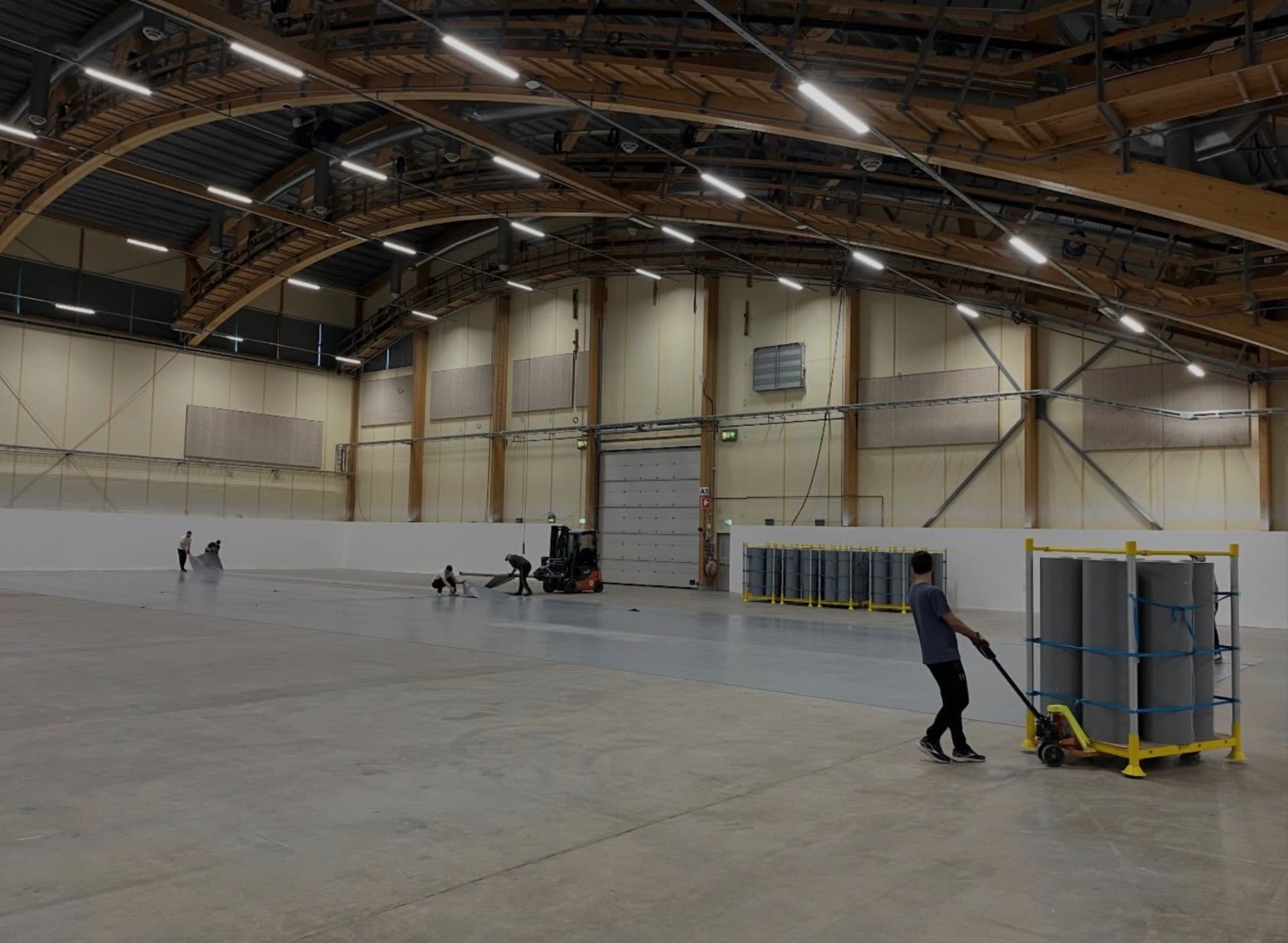 Sportsgulv legges i Elmia før Hallbybollen
