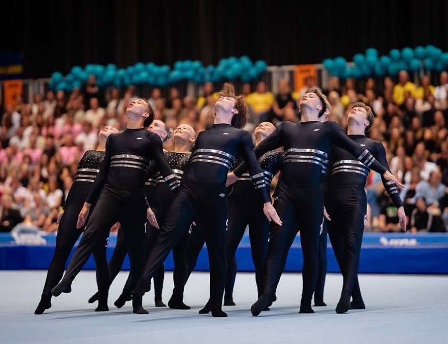 Gymnastikktropp i svarte drakter under SM i troppsgymnastikk