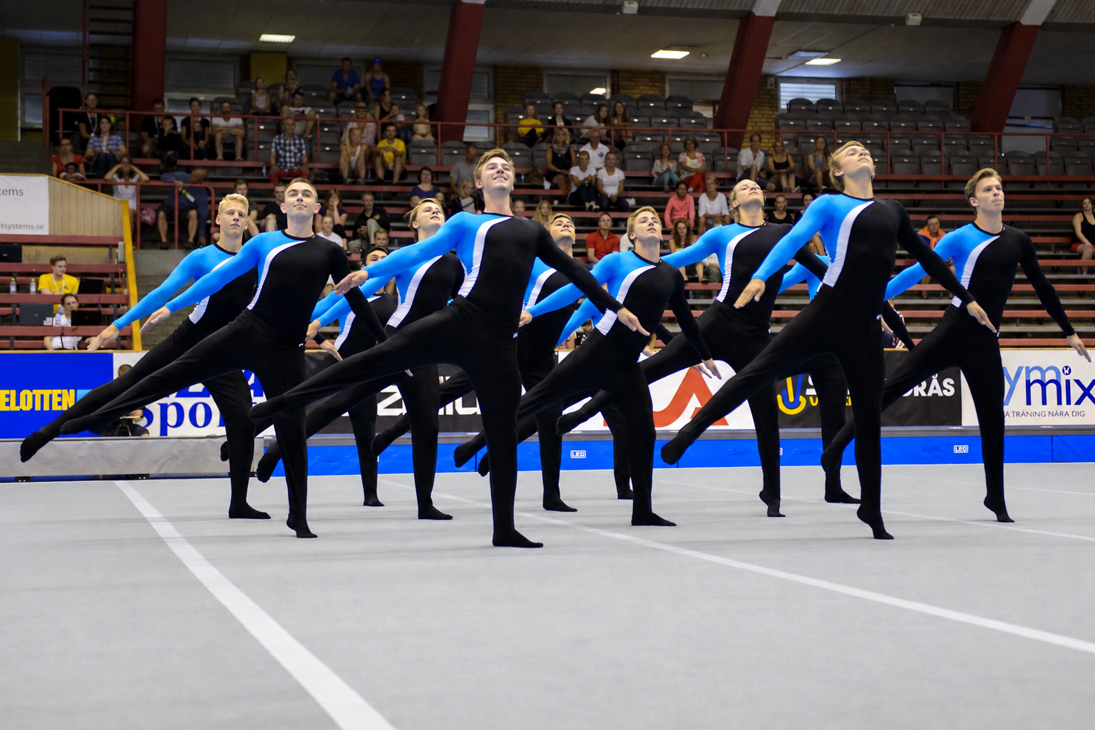 Gymnaster i blå og svarte drakter under SM i troppsgymnastikk